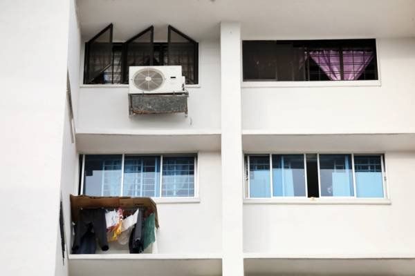 10樓跨窗曬衣嚇壞街坊 老伯卻說“沒事”