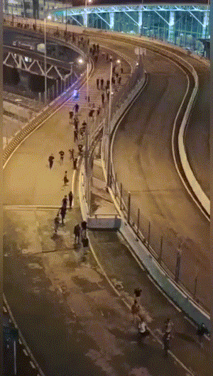 曆史一刻！2年了，新馬重開！好多人奔跑歡呼：“我要回家了！”