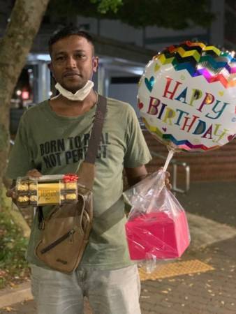 超惊喜！妻托人越堤送生日蛋糕 丈夫感动到彻夜未眠