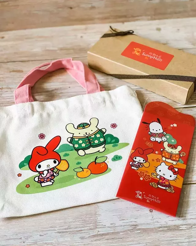 喜迎虎年!即日起到7 Eleven预订微热山丘凤梨酥,赠送Sanrio手提袋和红包封🧧