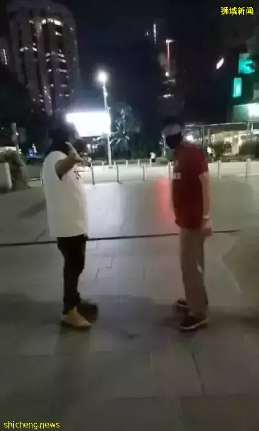 实拍,新加坡妇女在地铁上拉下口罩,向印族男子大喊歧视字眼