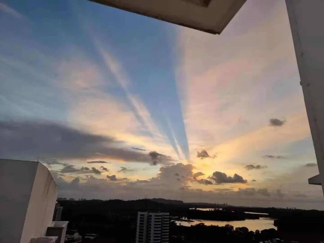 罕见!新加坡再现神奇天象,万道光芒从天空射下,50张美图刷屏