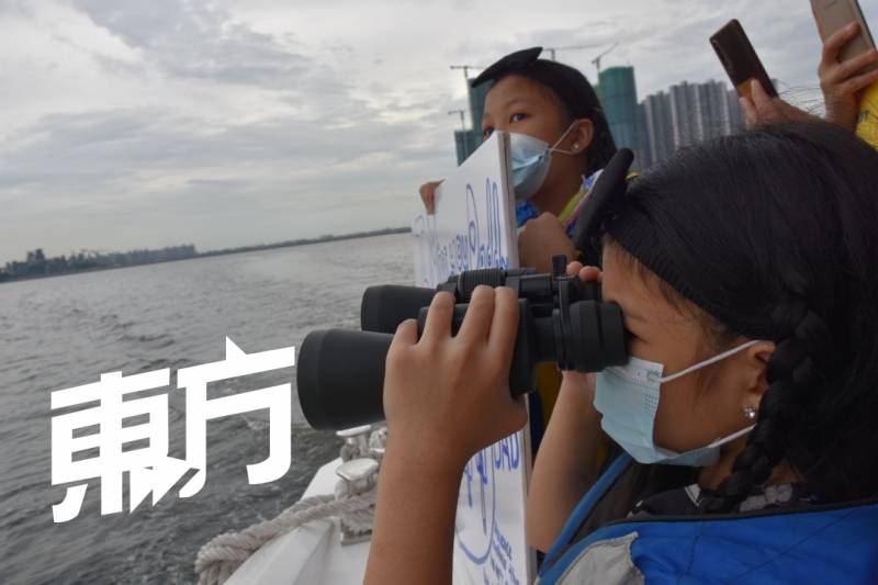 坐游艇到柔佛海峡边界 与滞留新国家人“近距离相会”