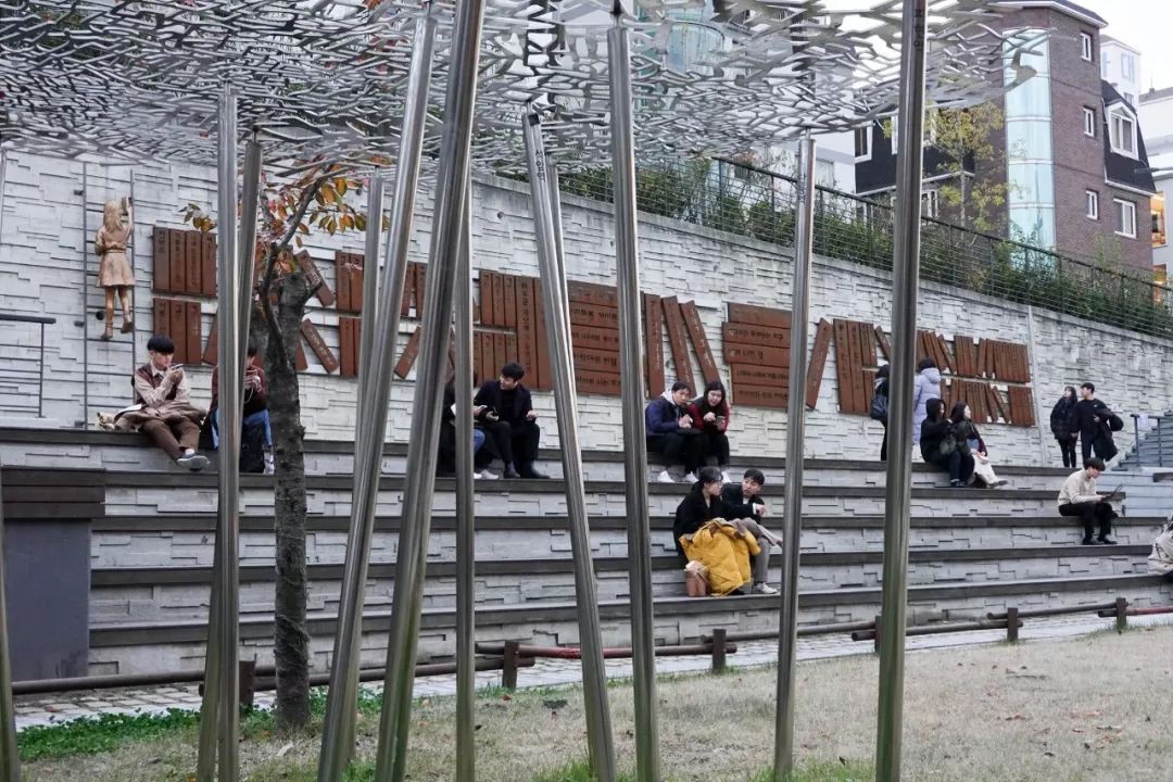 李显龙CP秀恩爱放大招:在韩国搭了个“凯旋门”!