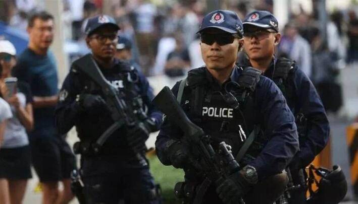 疫情期违规送殡还高喊私党口号，真把新加坡警察当纸老虎