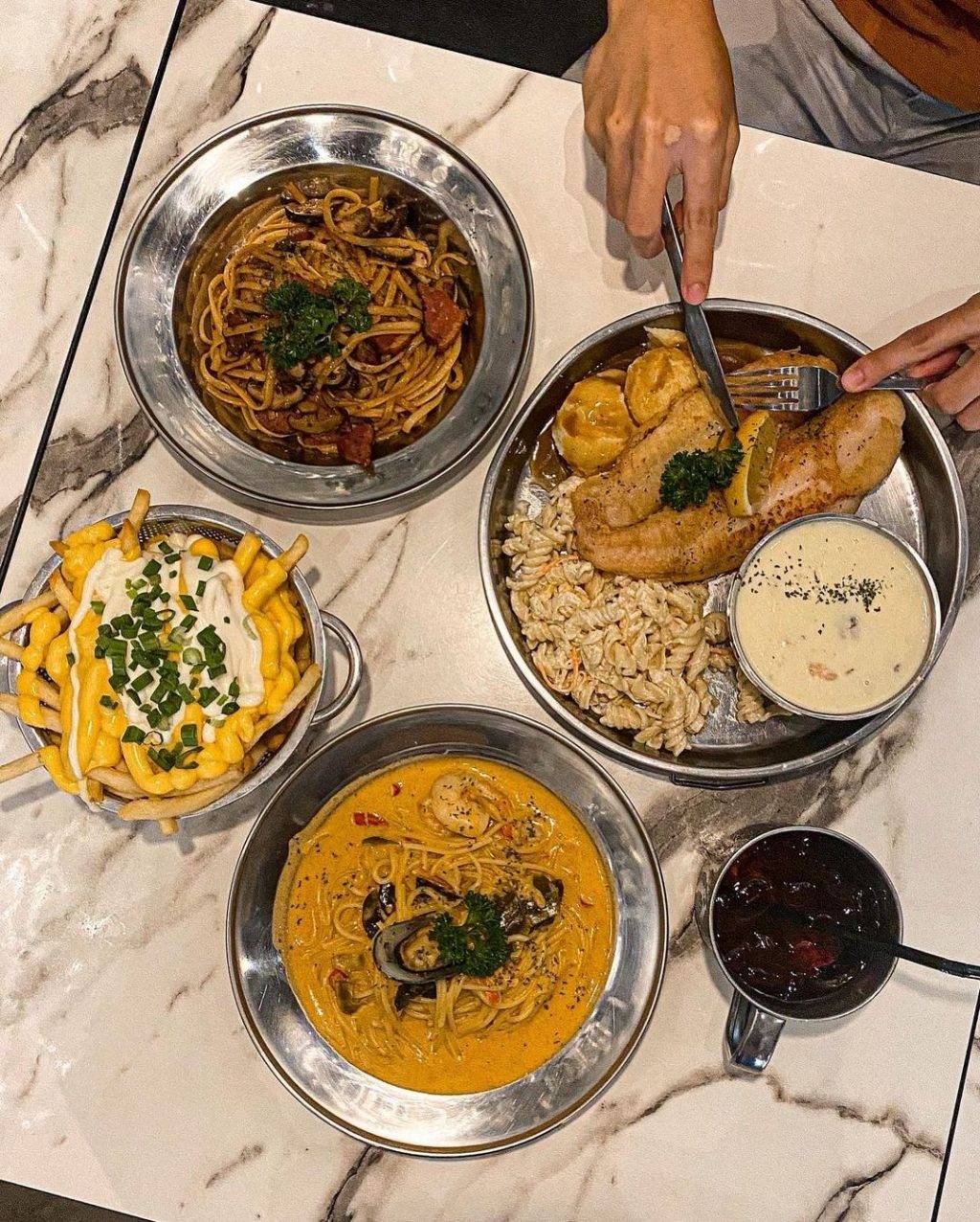 走入银色世界!乌节路平价网红西餐厅“49 seats”带你满墙银器打卡区🤩 便宜好吃又好拍