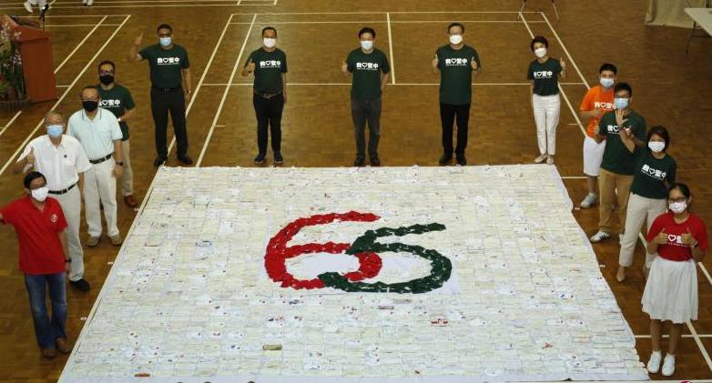 为庆祝建校65周年校庆，新加坡圣公会中学拼制巨型口罩创纪录
