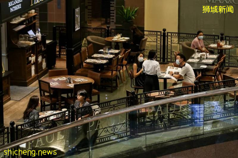 專家警告，若解封後人潮持續，新加坡可能必須重新施加限制!