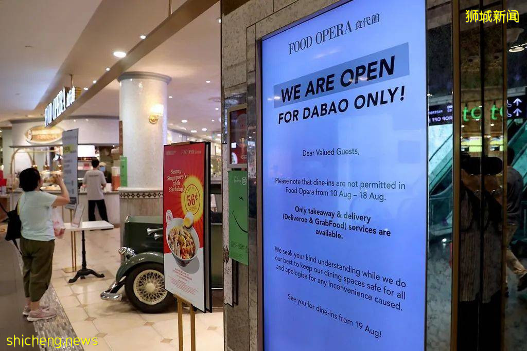 爲了堂食方便,他竟把疫苗接種證明印在衣服上