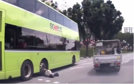 女子守规矩过马路，脚卡巴士底下，骨折又需植皮