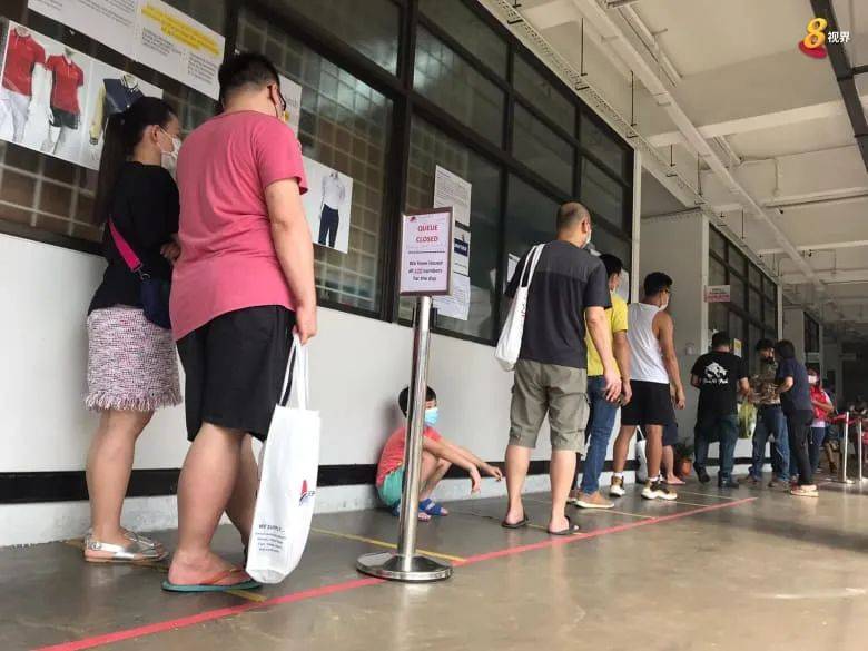 新加坡校服店門口大排長龍，驚動警察，教育部表示首幾周上課學生可先穿便服
