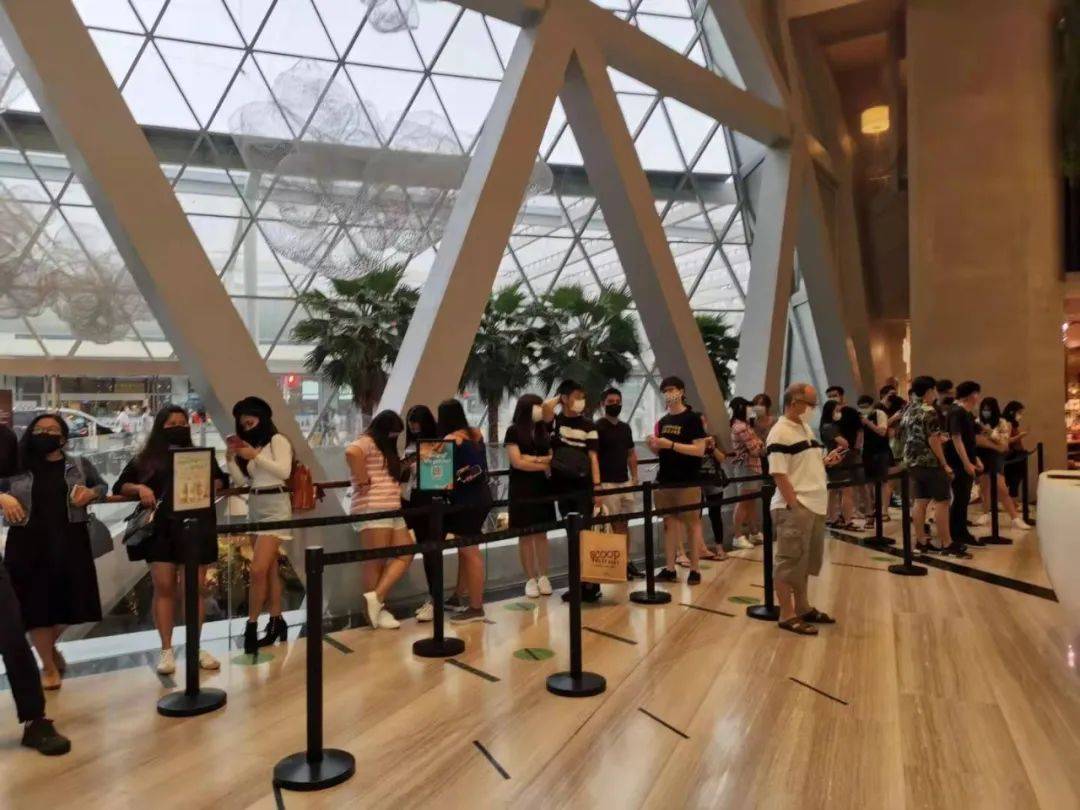 擠！爆！了！2020在家待了一整年，年底了，全新加坡的人都上街排隊