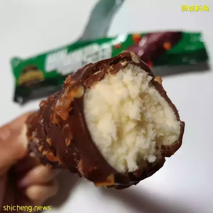 PEPERO放大版冰棒！浓郁巧克力脆皮+香草冰淇淋，爽口不甜腻，全岛FairPrice可买到