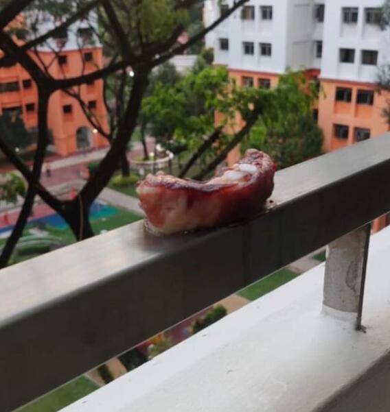 新加坡组屋现“猪肉强”，猪肉、猪血顺杆留