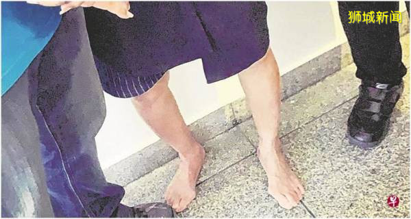 失智母尿裤 儿怒喊 警掏腰包买裙替换