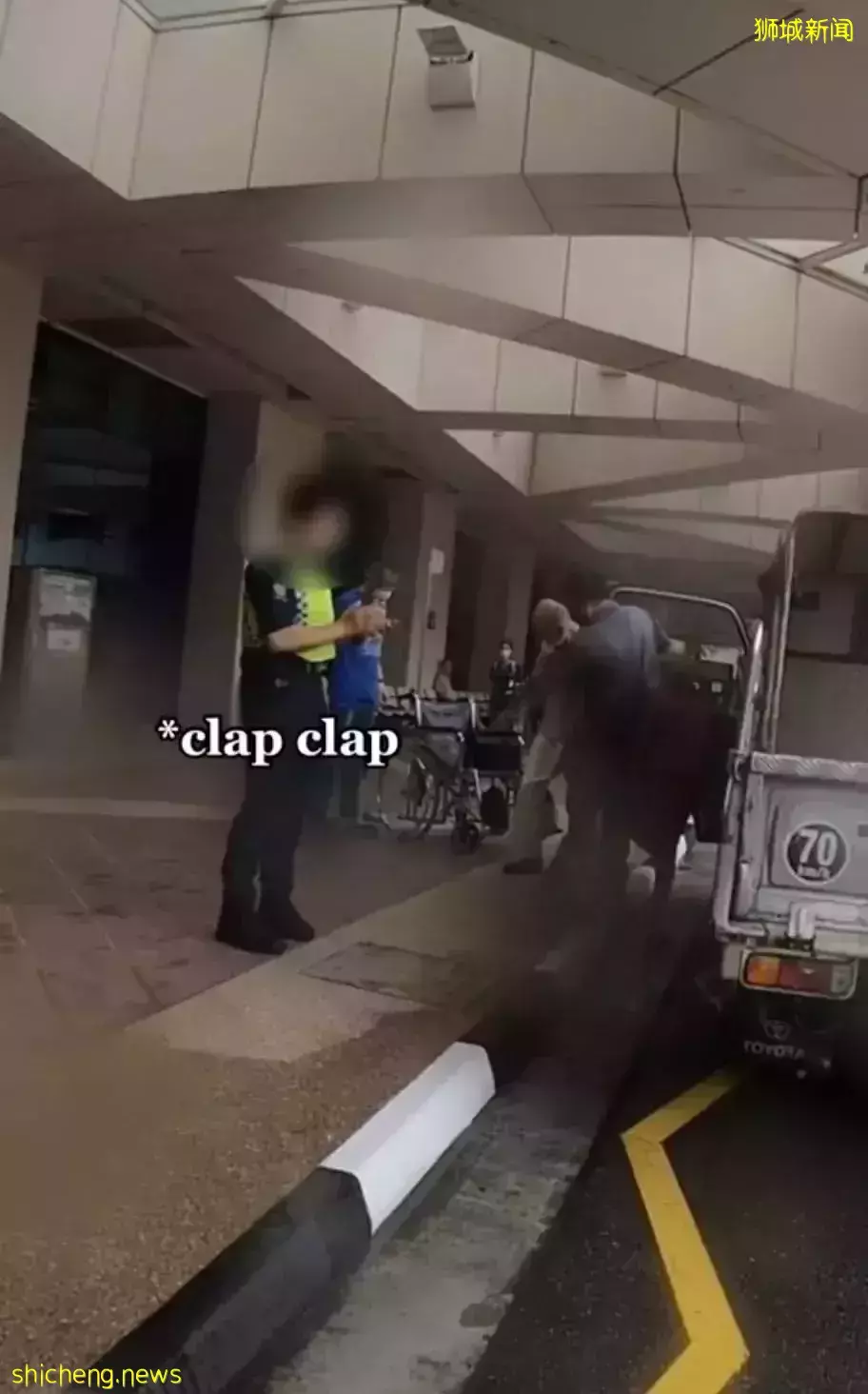 新加坡醫院某保安轟趕老人！氣急：“他不能走路！我也老了”