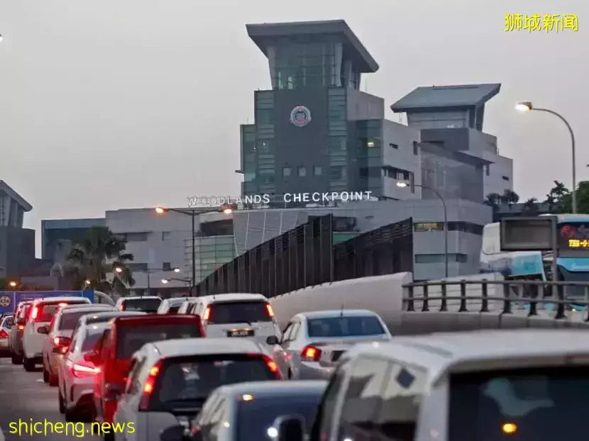 这辆载着中国乘客的车,强行闯边境、撞倒大士关卡!实拍,周末无数新加坡人涌向新山