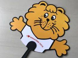 新加坡总统和明星都爱他，超多小朋友求合照、抱抱，是谁