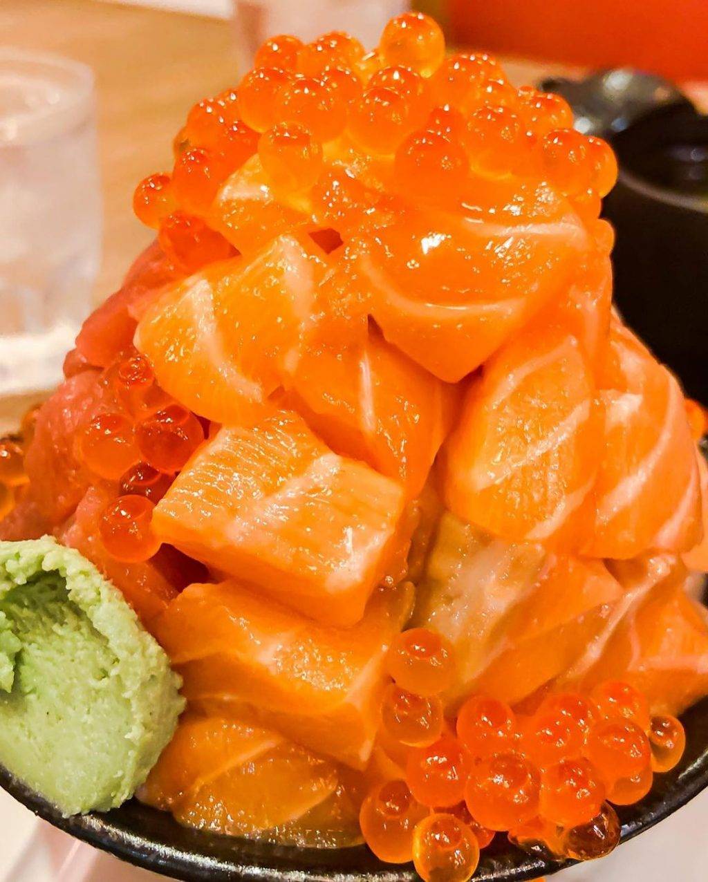 分量和高度全都有‼Kotobuki用料实在、下手大方💥满满三文鱼的丼饭,像山一样高