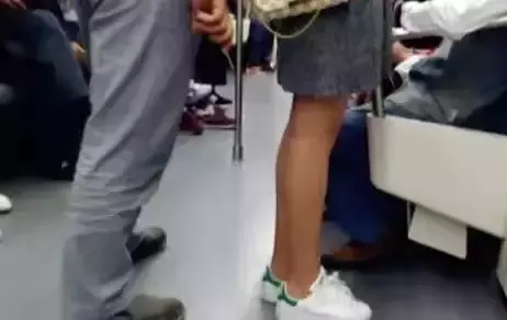 猥琐男地铁偷拍美女一时爽，坐牢四周躲不掉
