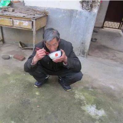 法國女生做這個動作侮辱華人，在新加坡被炮轟！亞洲蹲，一個碾壓歐美的姿勢