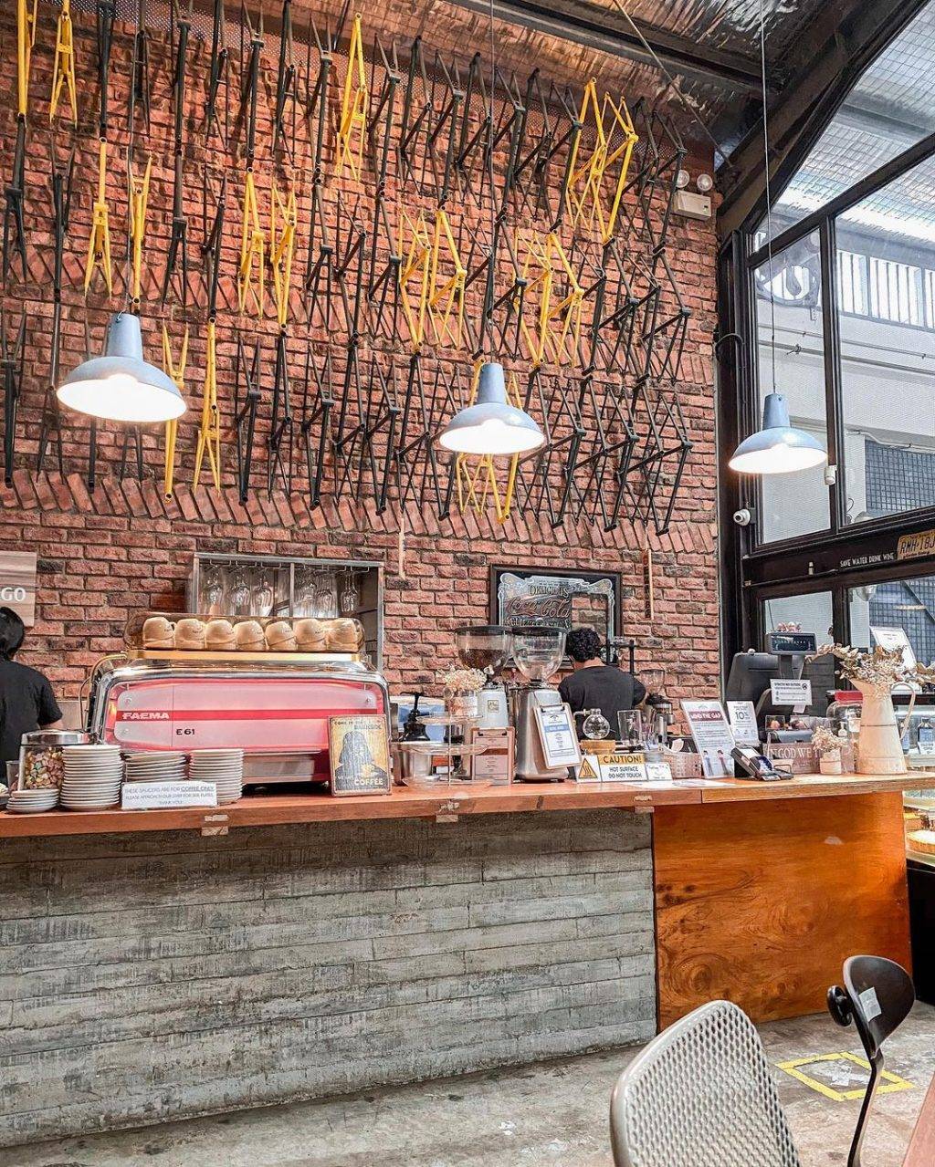 舊倉庫的秘密🤫 Wheeler's Yard獨立式單車咖啡廳🚴‍♀️ 硬朗工業風+藍色大閘門個性又帶感