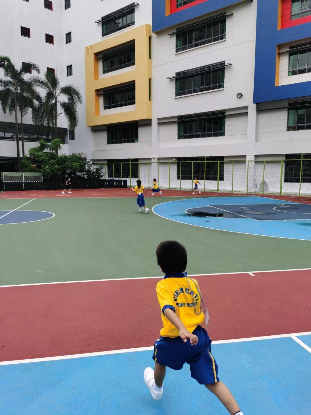 实拍!新加坡小学开学首日,疫情之下家长紧张疯了