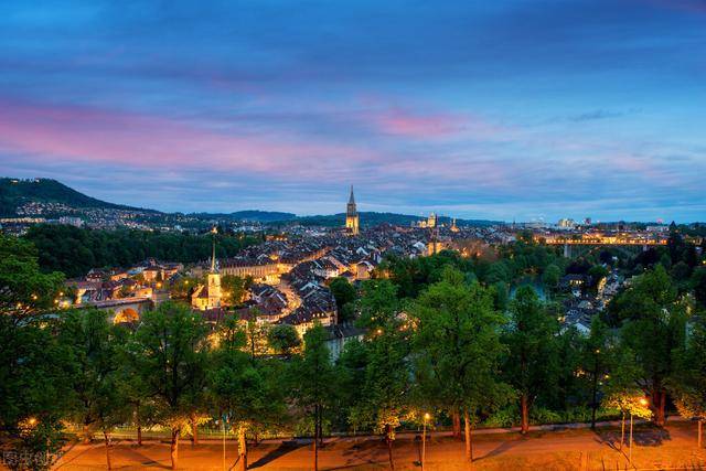 瑞士与新加坡，谁的综合实力更强大 