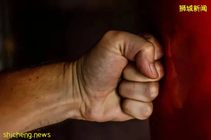 因爲說了這句話，她在新加坡被同事砍了7刀