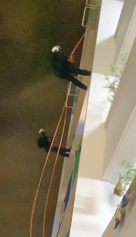 阿叔高楼抛酒瓶 警封锁现场破门逮人