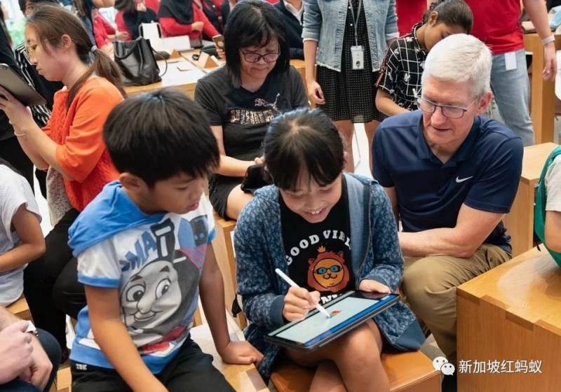 苹果CEO访新　称编码才应该是第二语言　惹恼新加坡人
