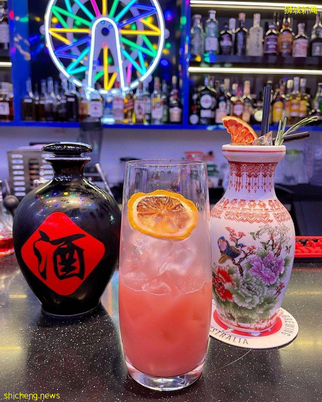 来Lim Bistro园游会主题餐厅🎡炫酷霓虹环境、墙壁贴满周董照片海报，原来老板是杰迷