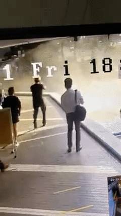 新加坡50年历史的购物商场天花板坍塌,扬起大片粉尘