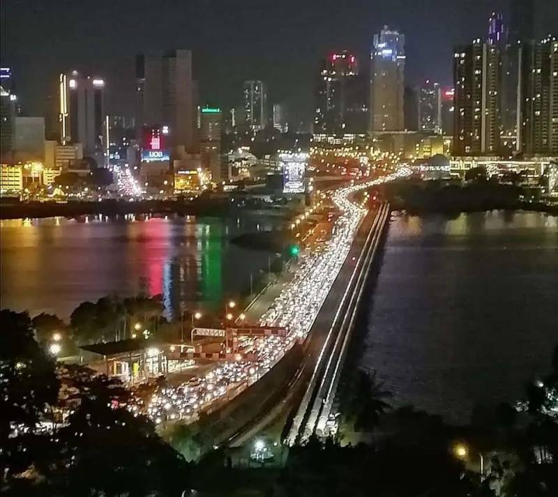 出走,在封城锁国的长堤上