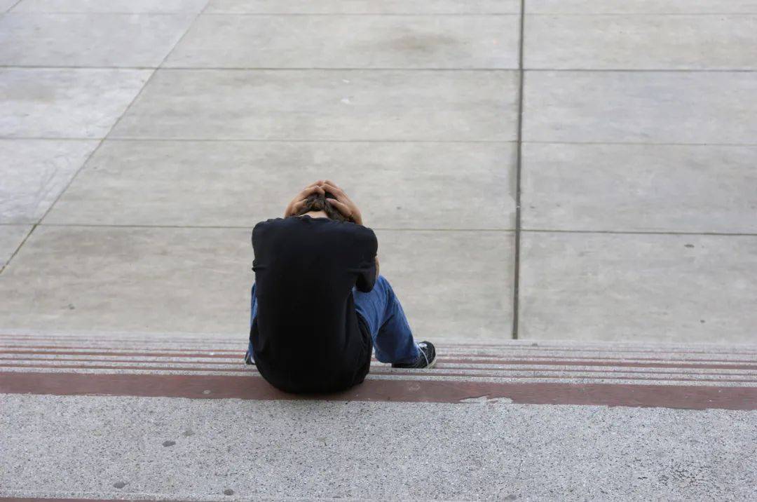 令人發指！新加坡這個婦女竟猥亵親生女兒的男同學