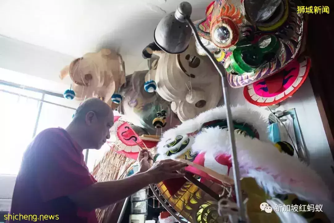 新加坡五顔六色的舞獅　多出自這位全職獅頭紮作師傅之手