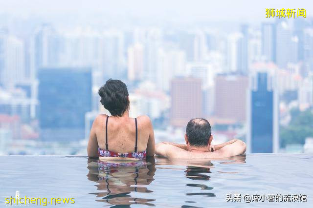新加坡最豪华的体验，金沙酒店楼顶无边泳池，只有住一晚才能享受