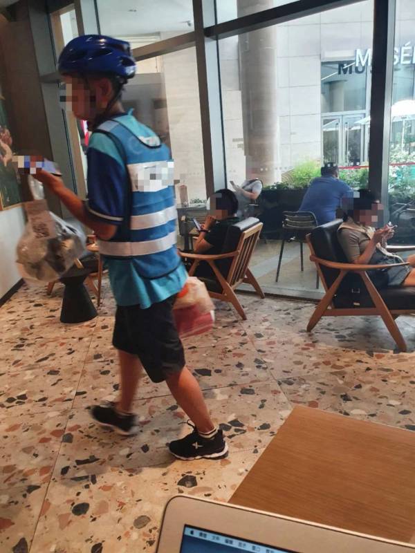 外賣員敢嗆顧客?中新外賣員真實生存狀態對比