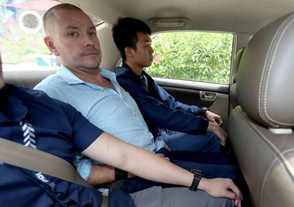 明知会伤人 还丢酒瓶下楼 洋汉砸毙送货司机 控状加重