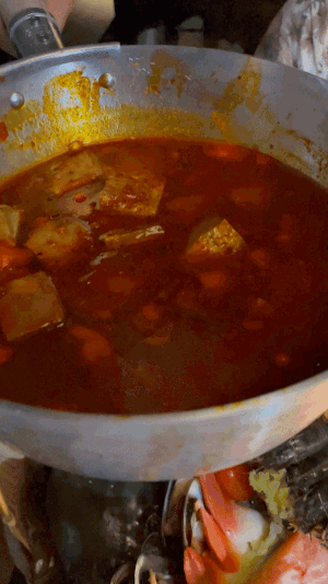 排队5小时!网红凑凑火锅来新加坡了!锅底无限续、奶茶免费喝!菜品大曝光