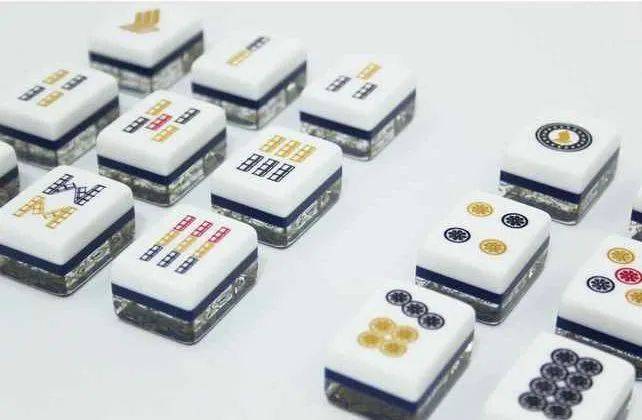 新加坡航空推出限量版“麻将套装”,融合蜡染及飞行设计元素,每套仅需新币338