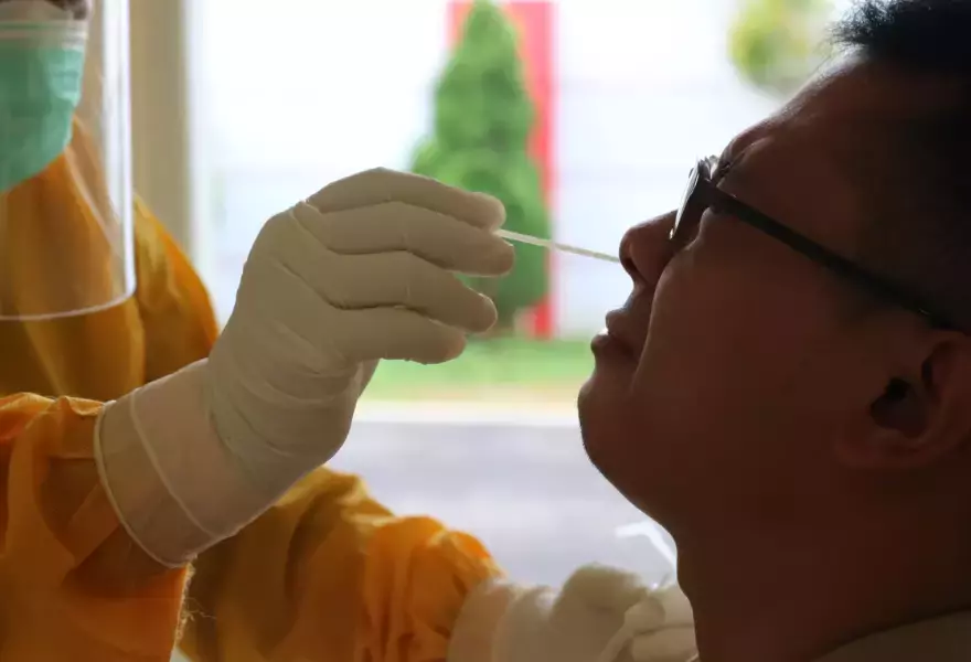 防止冠病新變種奧密克戎擴散!新加坡從明天起收緊入境防疫措施