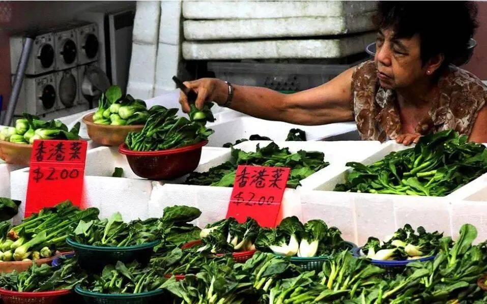 新加坡一老人不会用智能手机,被拒在菜市场外