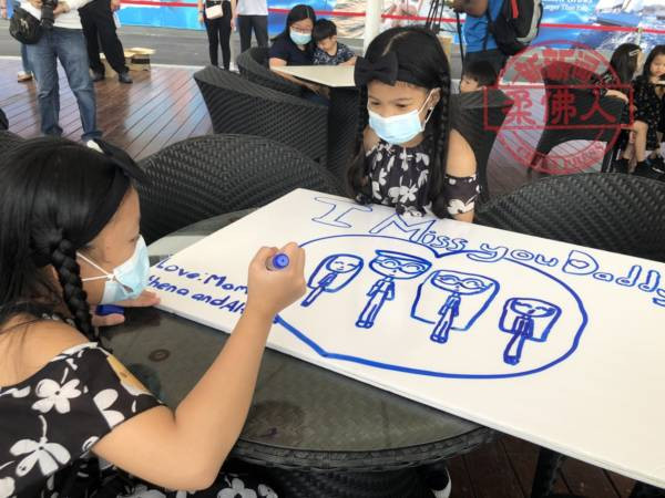 最近的距離遙遙相望 海峽短暫相聚 一家之主流下男兒淚