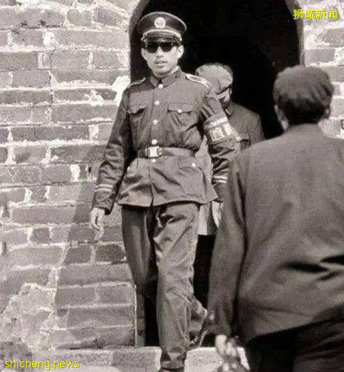 新加坡凶案:死者攥著凶手毛发却40年未侦破,凶手还寄来挑衅贺卡