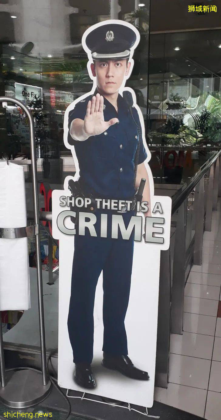 新加坡天天站超市门口的最帅警察，升官当局长了