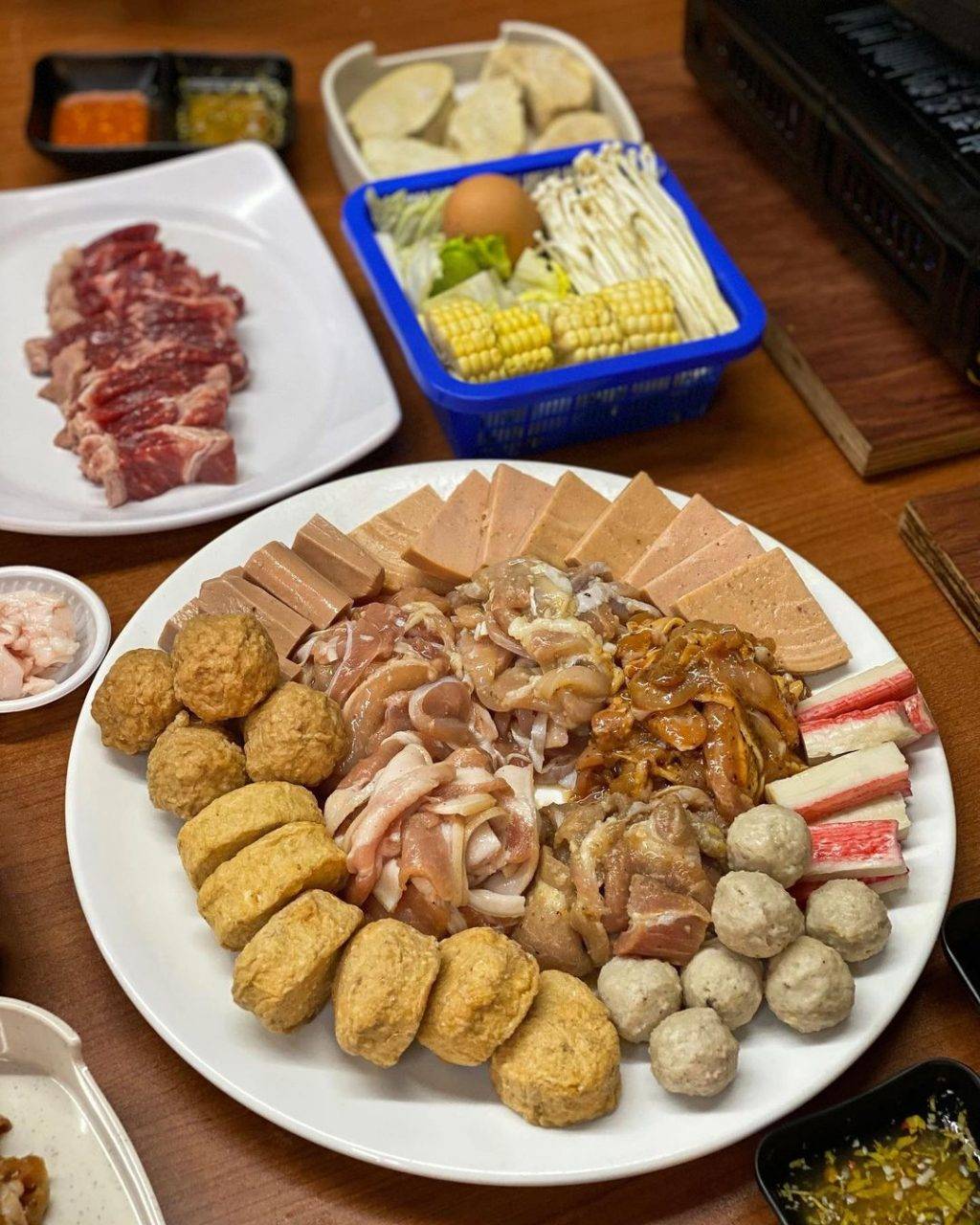 “168 Mookata”燒烤+火鍋雙重奏🔥巨無霸肉肉拼盤、1KG食材配料，人均$10