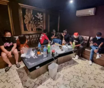 公然違規!新加坡克拉碼頭百人狂歡跨年: 不戴口罩、貼面跳舞!或導致超級傳播