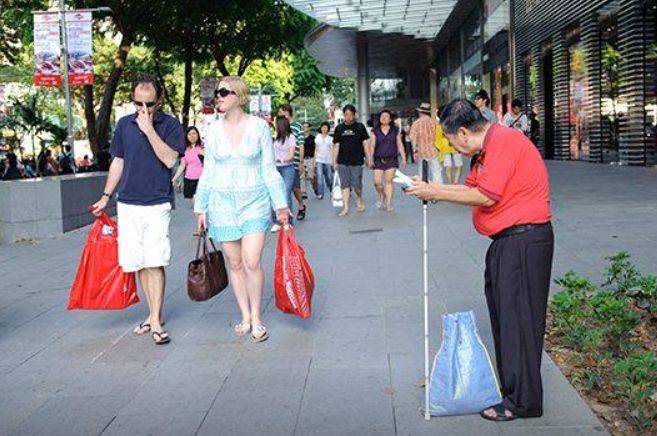 新加坡为什么这么多老年人在街头卖纸巾?每个月卖多少钱才能养活自己