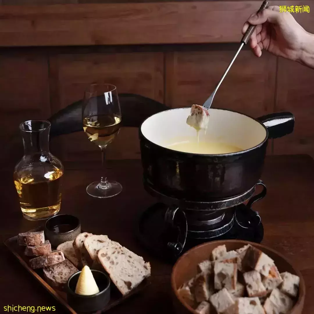 新加坡也能吃到会拉丝的瑞士芝士火锅啦!配上红酒和火腿,超满足